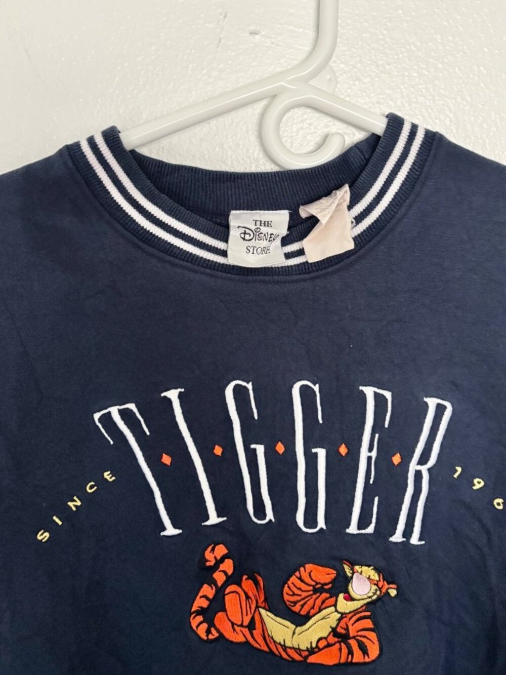 Vintage 90s Disney Store Tigger Sweatshirt L Navy Blue Winnie The Pooh Since 196 - Picture 2 of 5